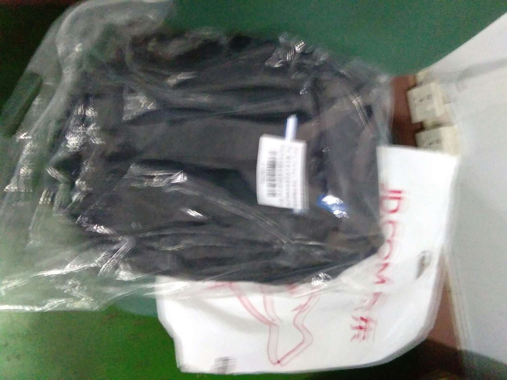 大小合适,质地柔软,挺不错的。配送员态度好。