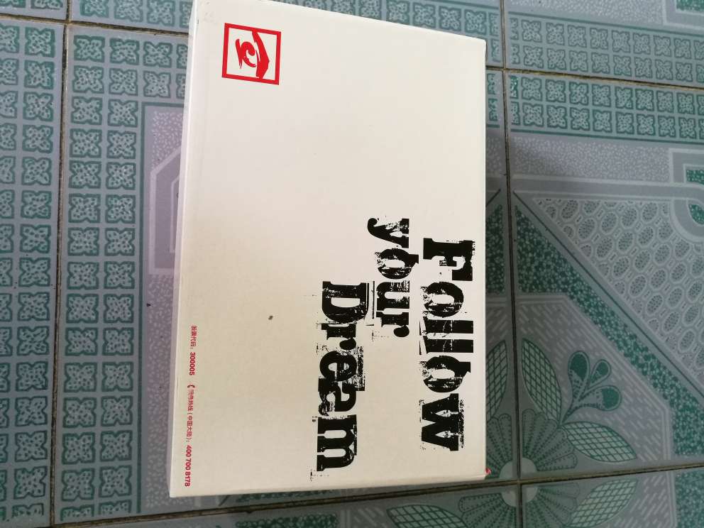 此鞋包装上印的字,模糊不清,怀疑不是正品货。