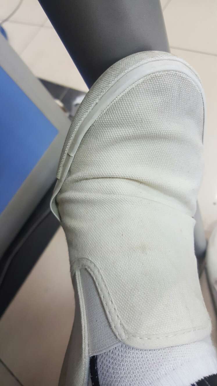 感觉好像大了一号,不过也还好,挺跟脚,夏天穿着也凉快,总比小了好。