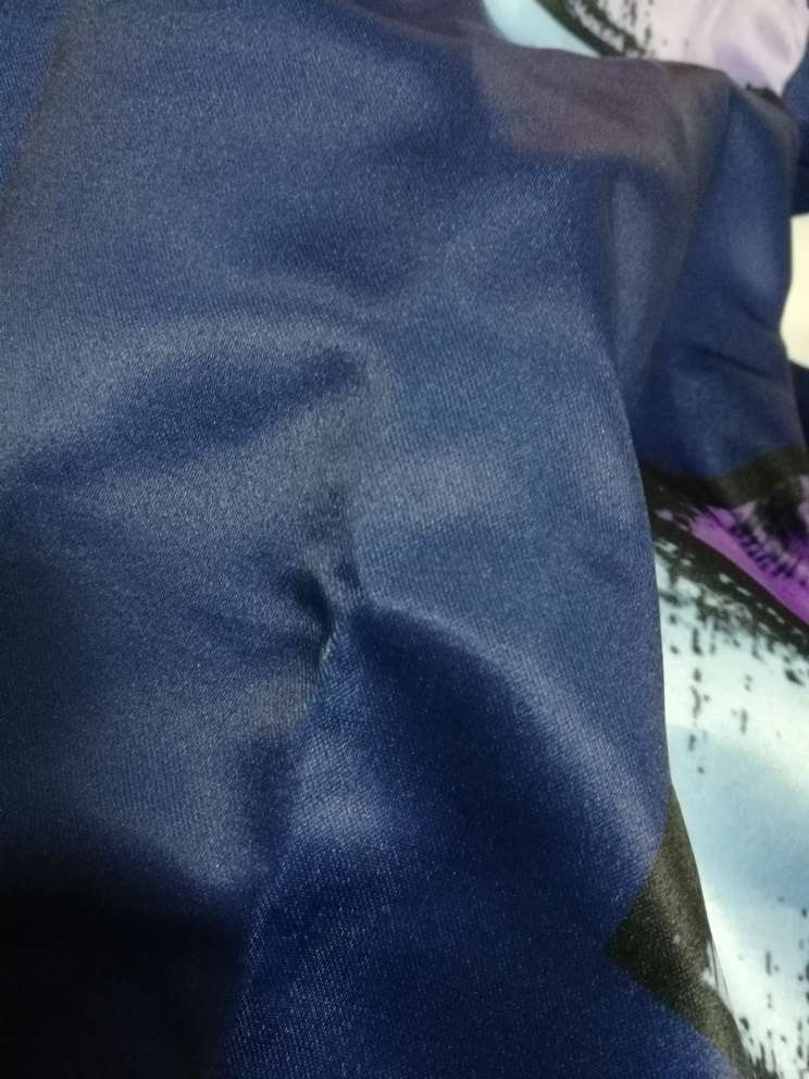 买了两次的衣服,都和图完全不符,对自营的衣服也失去了信心。这套衣服质量有问题,裙子长度和图不一样,小号都胖鼓鼓的!
