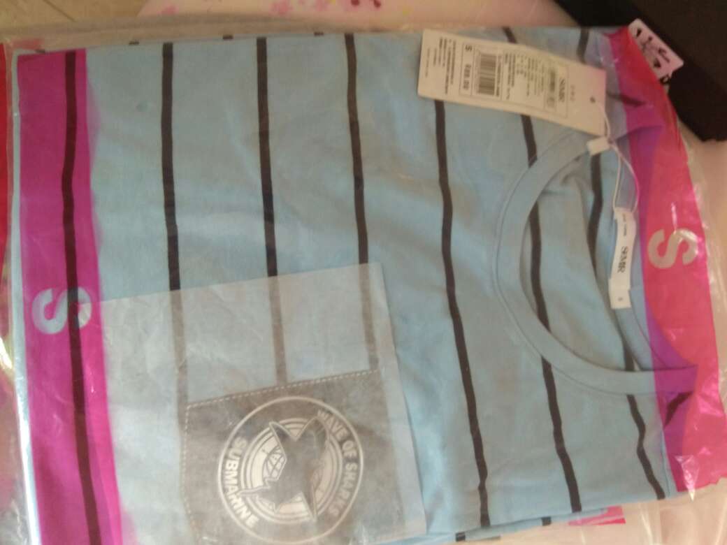 衣服挺好看的。也挺合身的!
