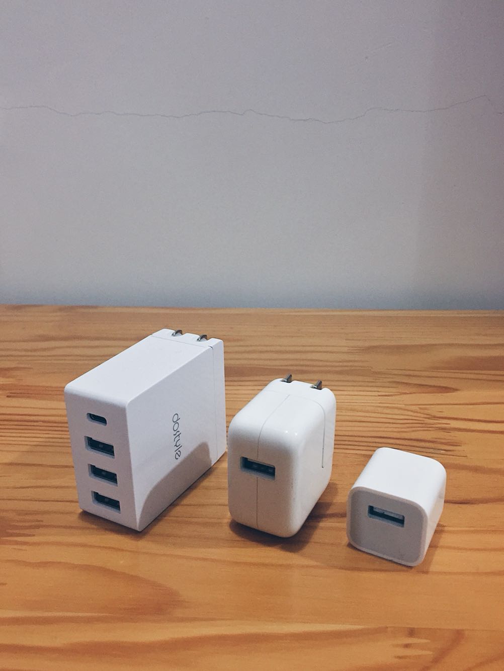 好用,跟原厂iPhone/ iPad 附的相比也没大多少,外观也维持简约风格值得推荐