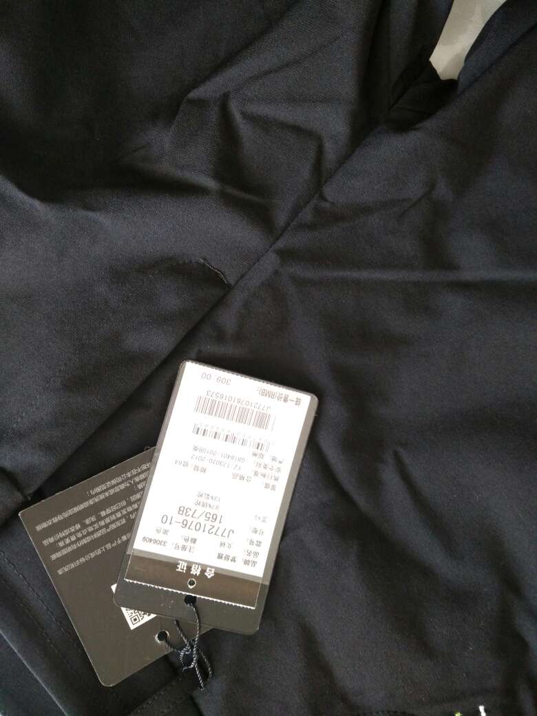 裤子容易起褶子,洗时候掉色,做工还行,垂坠感差些。价格实惠。冲着梦舒雅牌子买的,有些小失望。商家不容易,习惯好评吧
