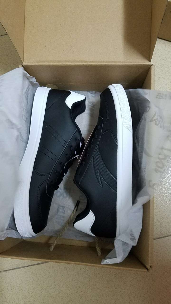 穿上去很舒适,黑色我很喜欢。很有型。 特别感谢快递员找后台更新信息,我才能收到货,特别感谢。