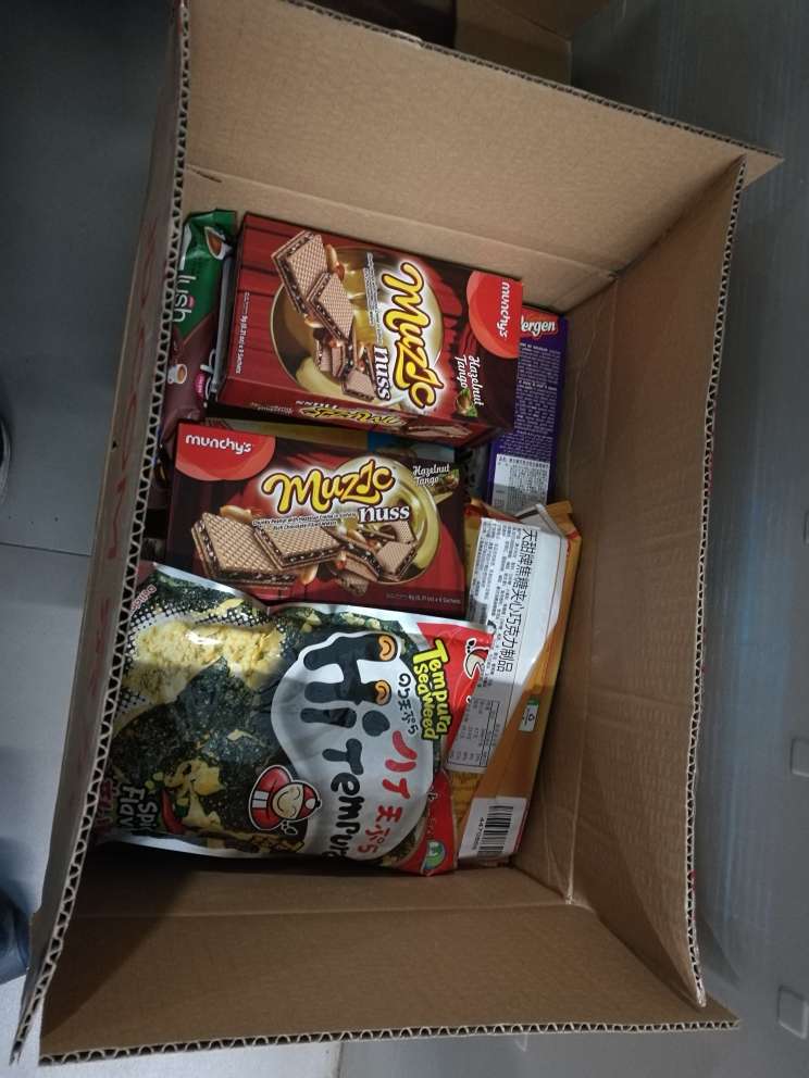 618买了些零食,发货很快,快递员也不错,赞