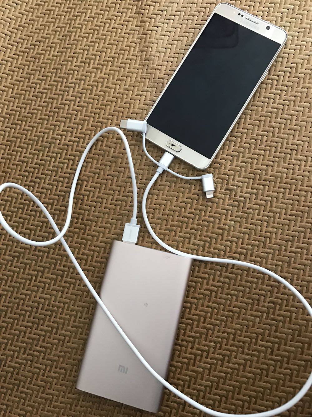 很好用,充电速度不错线很结实。