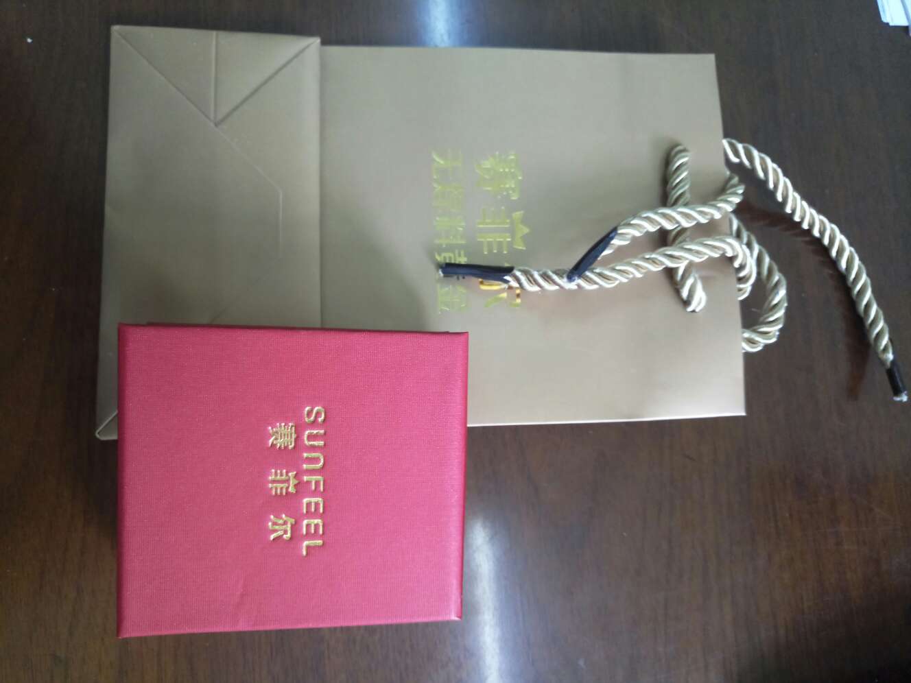 挺漂亮,价格实在,到时去专柜查一下是不是正品!应该没问题吧!