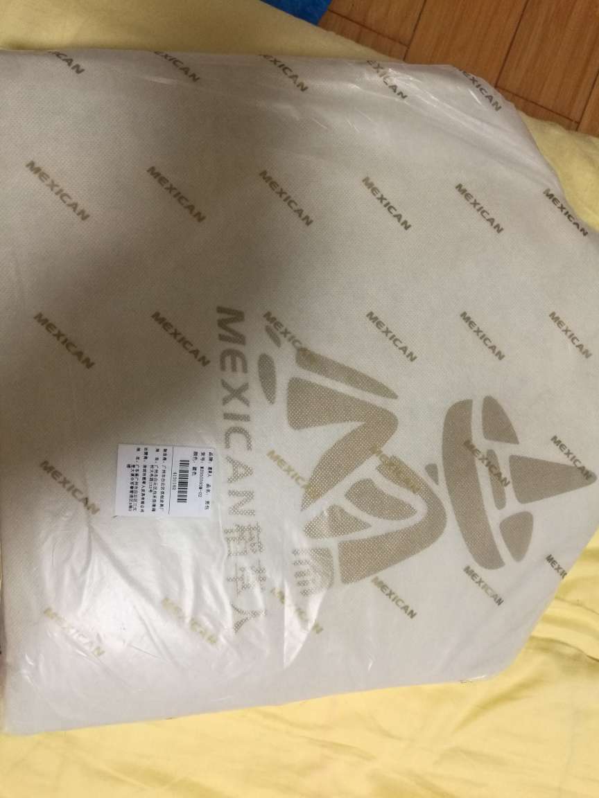 应该是头层牛皮?,很有型的一款包包,已经用过好多稻草人的包包了,非常棒!