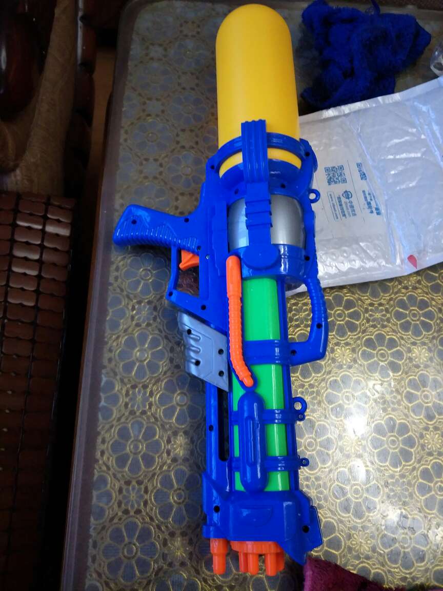 灌满水稍微有点沉(3岁宝宝),不过要得超开心,加压后射程还是挺远的。好评!