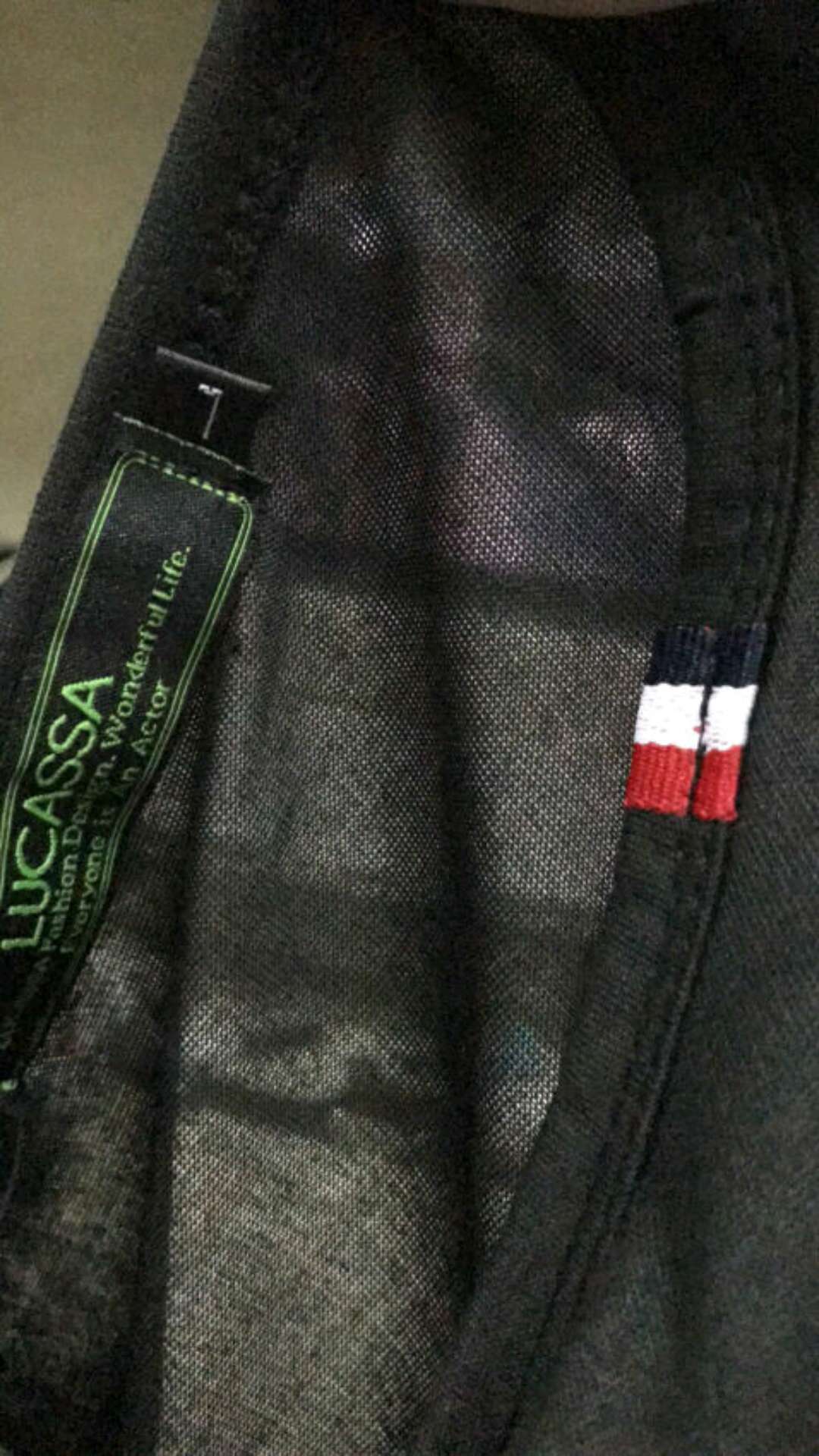 面料不错大小合适,衣服不错领口面料好,穿上很舒服图案不错质量不错。