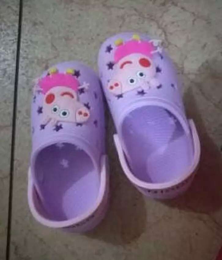 小孩穿了就摔了一跤,我靠