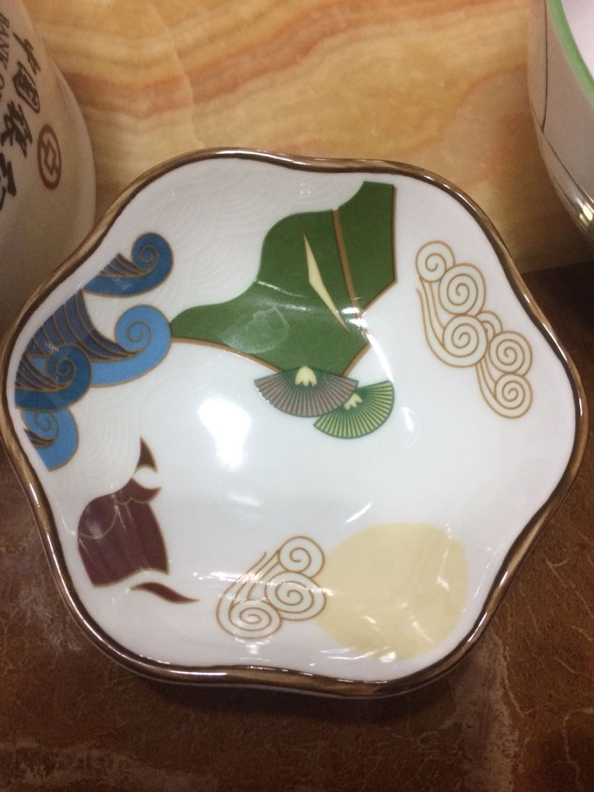 酱油味道不错,但是包装有些压扁了,而且送的碟子也不是小鱼形状的