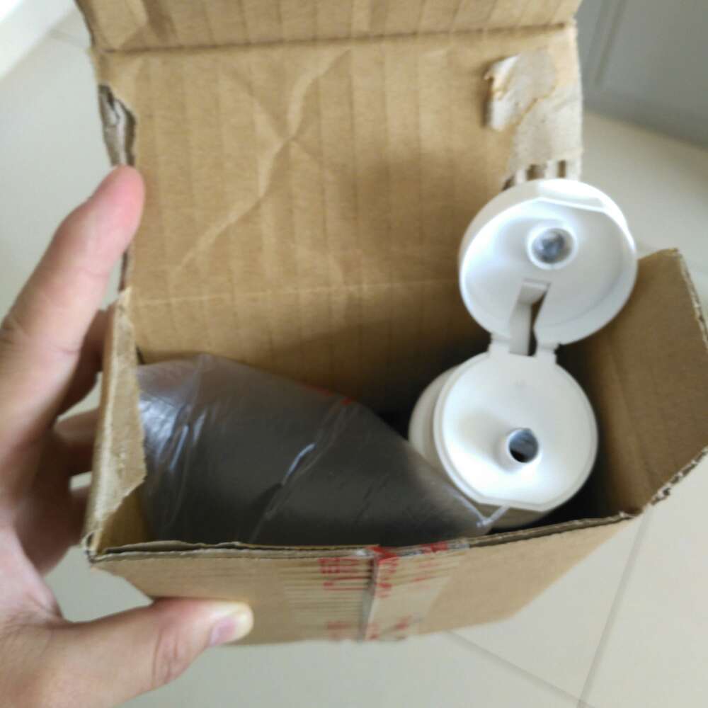 严重差评,寄过来啥都没有,就感觉跟用了一样的,打开盖一看,连内封都没有,不知道是被拆开过还用过还是怎么回事,东西寄过来一看,包裹有拆开的痕迹,质量太差,打开包装就1个洗面奶,小面图片就是我收到货的图片,打开包裹,连洗面奶都没包装,没包装就算了,连内盖都拆开了,还用了什么就这一次,白白,对了,这是日货不会在买,坚决支持国产,之前没看也没咨询这个牌子也不知道就买了,
