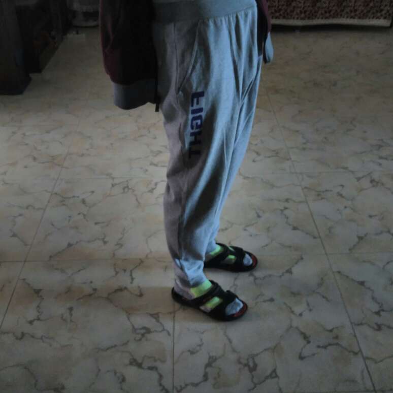 这款裤子比较肥大,要是买的话需要买比平常穿的小一号!!黑的是我买的另外一个型号的。他俩在一起比他比黑的那个肥这么多。大家自己看图