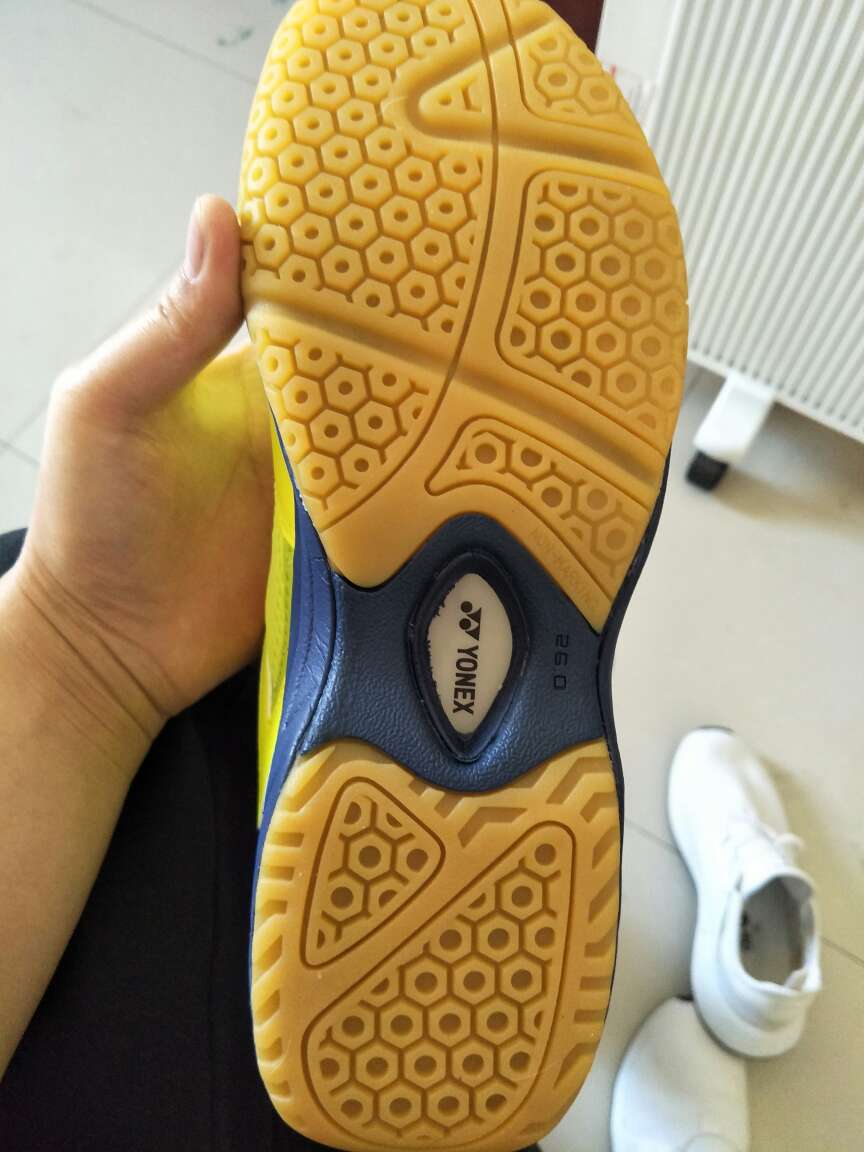 大小合适,颜色和图没有色差,特别亮,款式也好看,喜欢运动的我,鞋子和运动服还有拍子也喜欢换来换去的,感觉爽