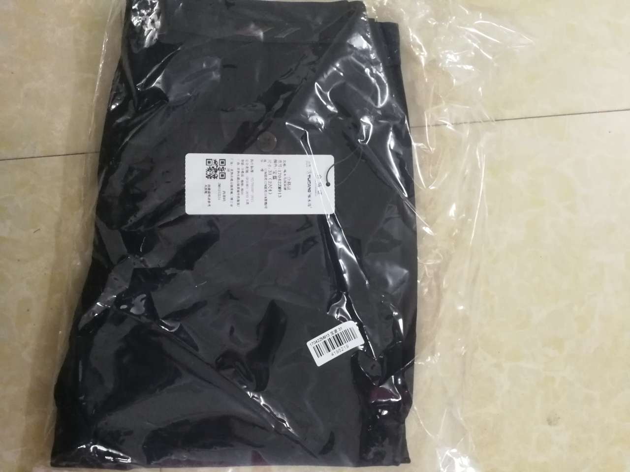布料质量柔软,比一些同价位的品牌要好。