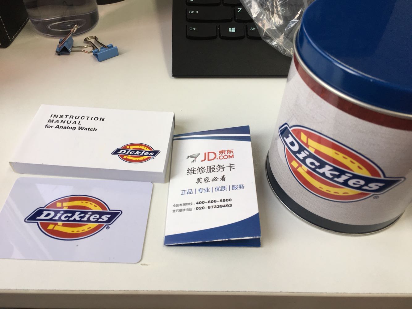 之前带了四年的表在出国的前两天罢工了。为了快就现在上挑一个能带的(毕竟出国免税店呀)结果这块表也就一百多但是真的超出预期好多呀,带上特别好看特别好看,虽然手腕细但大表盘完全不丑,简约又大方,必须必须好评!