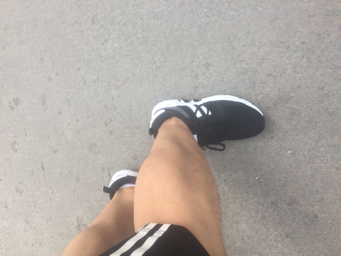 一直穿鸿星尔克的鞋,码正,鞋底很舒服。这款鞋子穿着稍微有点瘦,但也不至于挤脚,样式很好看,有点板鞋的感觉,看鞋头本来以为只有一层透气的面料,拿到手后发现鞋头是双层的,透气性也不错,鞋侧有两条装饰条,不是特别透气。