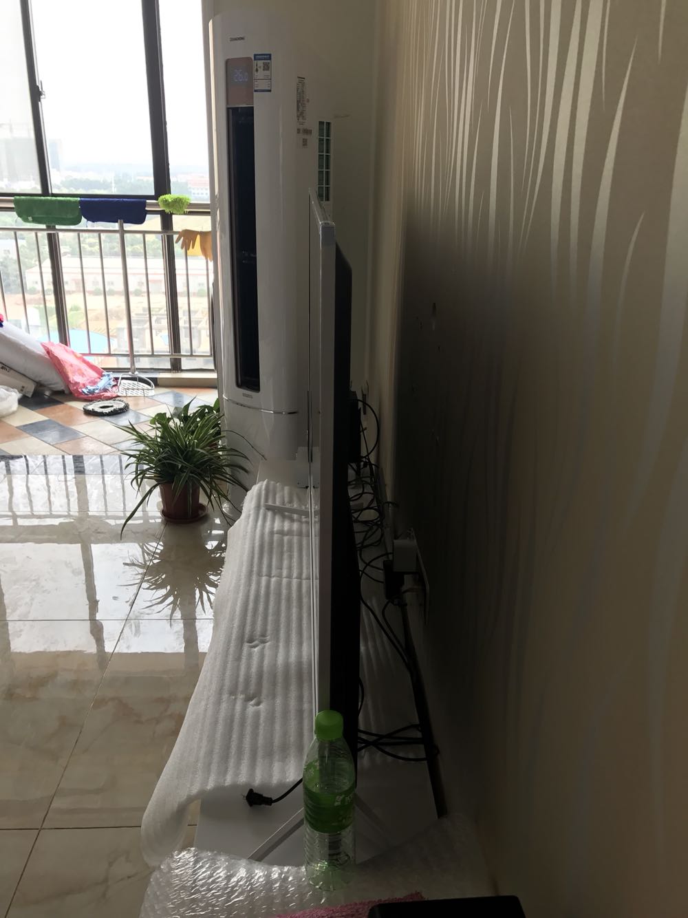 ???,超大超薄,放在客厅立马上升一个逼格,考察两个月,曲面平面各品牌都比较测试,因为要住新家,终于在618入手了,清晰度满足要求,细节做工也可以,??赞