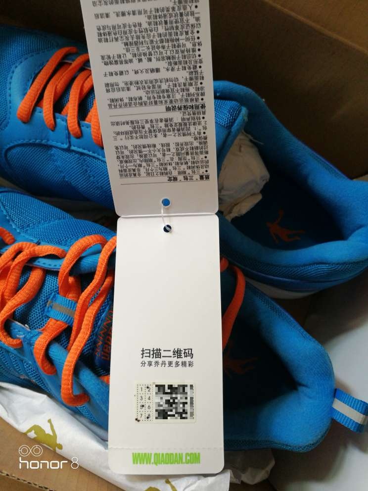 有人说是高仿,看包装,鞋子应该是正品。穿着看吧。相信自营!