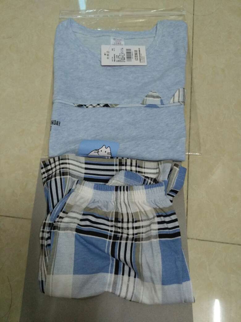 很漂亮的衣服,面料还可以。