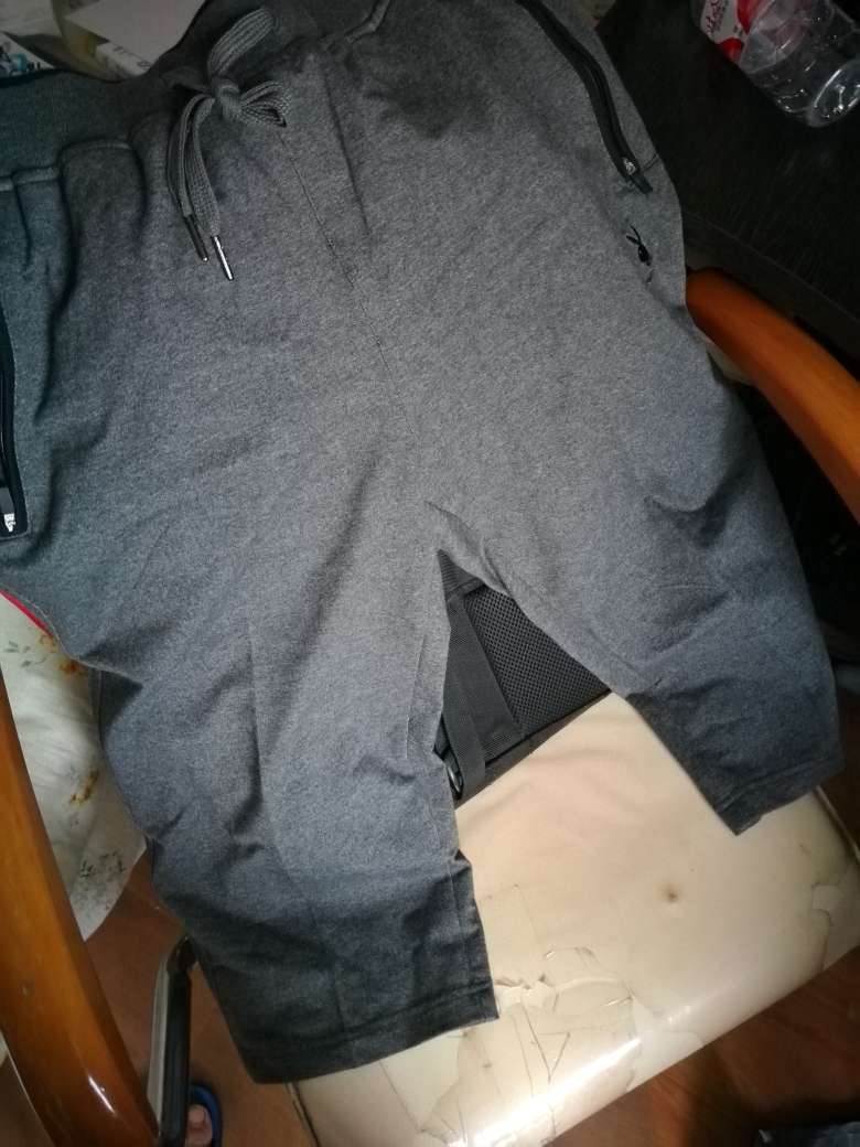 布料还可以,比较柔软,穿起来较舒适