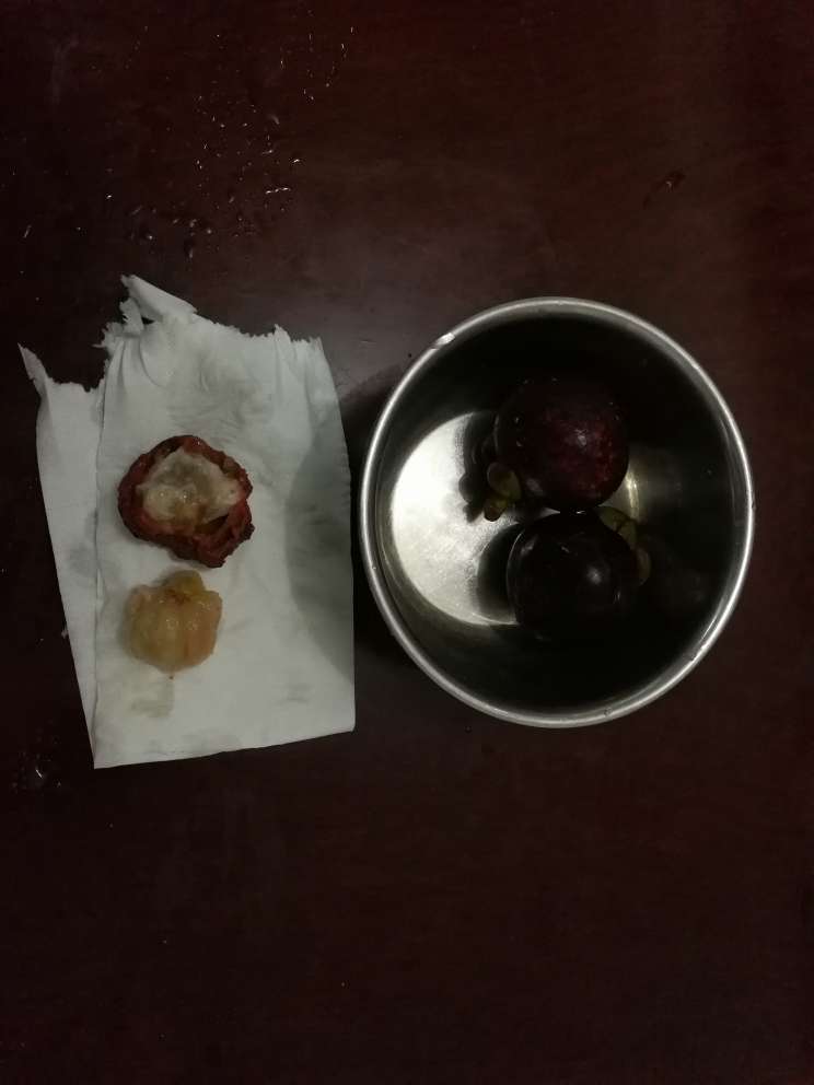 刚收到货,打开看看,这山竹还能吃吗,全是烂的。还剩两个,不知运气如何。无良商家,欺pian消费者……