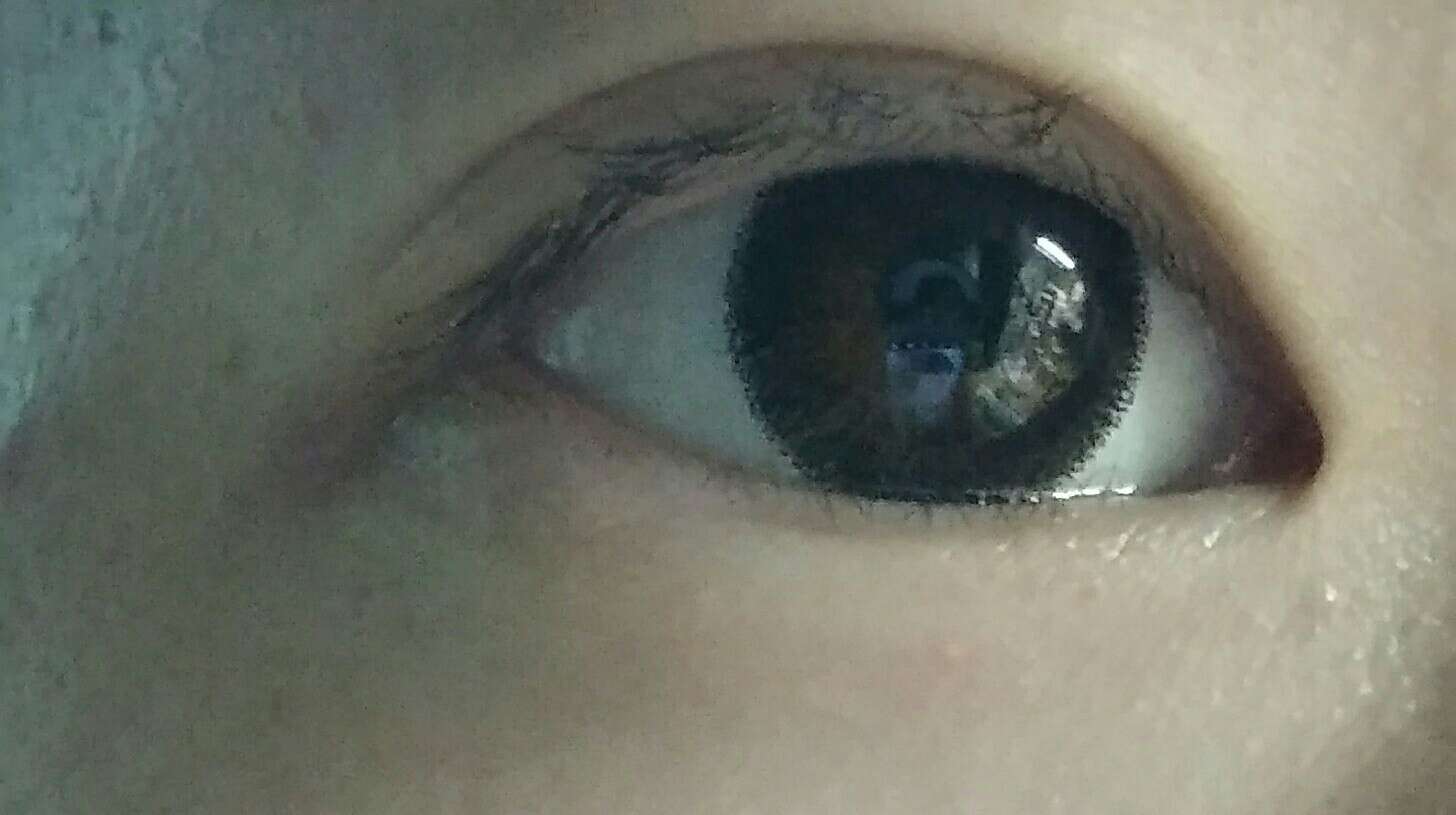 边缘是这样子的花纹,刚开始觉得不太日常后来习惯就好了。不知道是不是护理液不好用,有点磨眼睛
