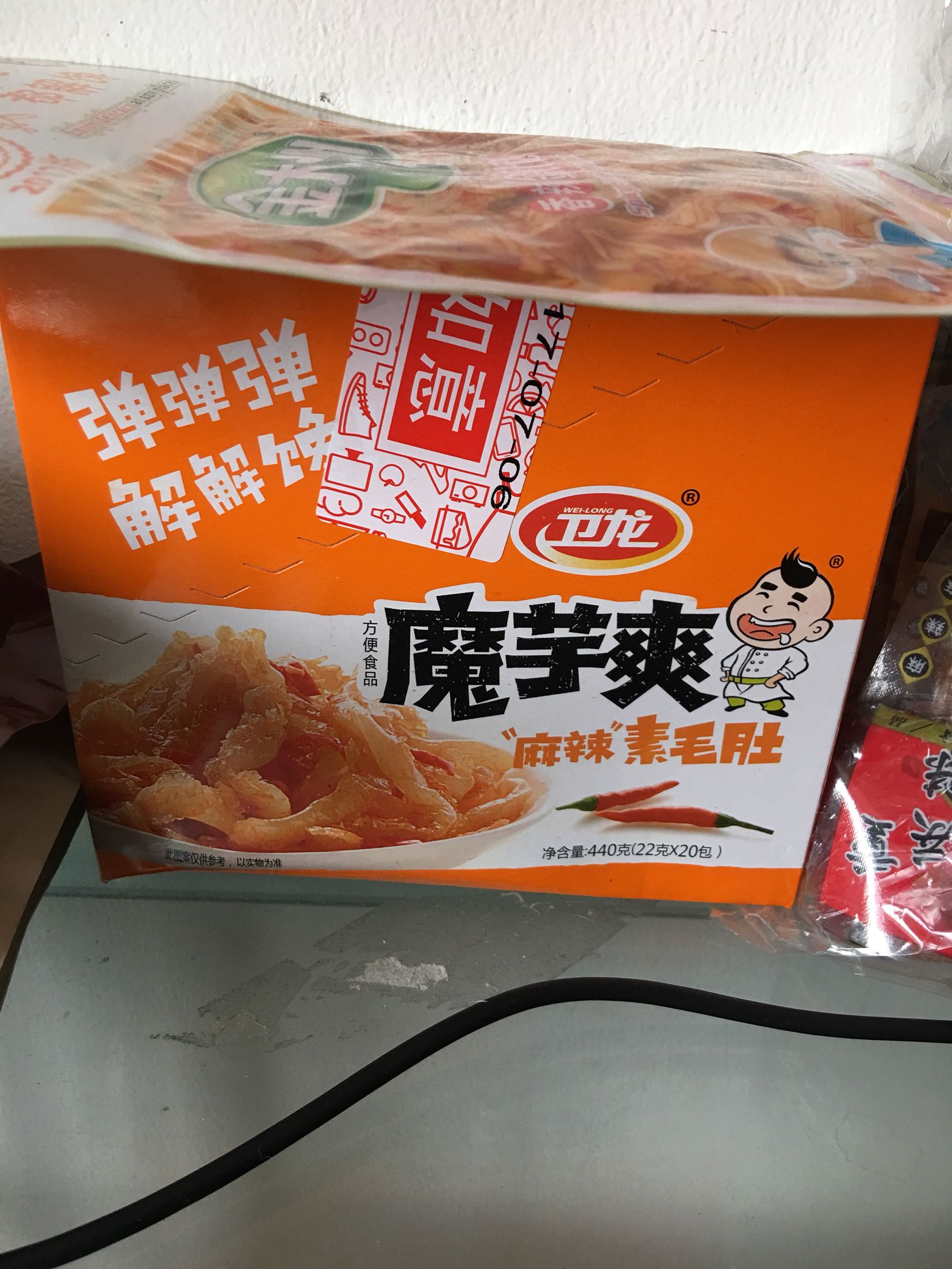 尝了一个,发现跟学校的不太一样,可能是一个方向放的时间太长了,油都沥出魔芋了,吃着有点干,换个方向摆摆看会不会好。。。。