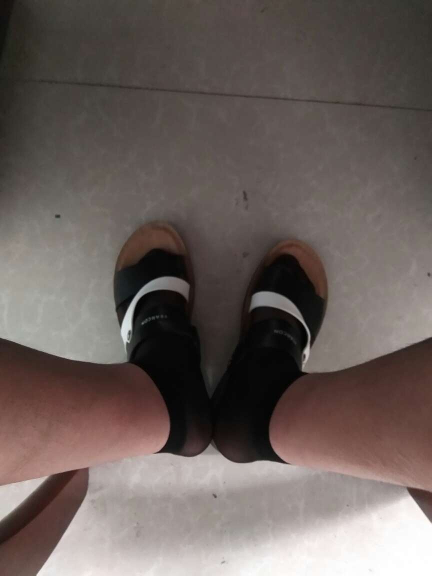 鞋子不错,穿着很舒服,满200-100活动买的,很便宜