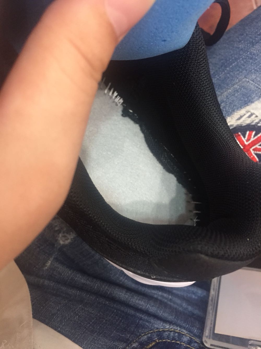 做工有点差了,买鞋子最烦看到胶都封鞋面上了,不过穿着挺轻便鞋型好看我喜欢