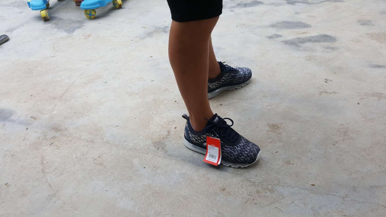 挺不错的鞋,穿着挺舒服的,值得买里不是