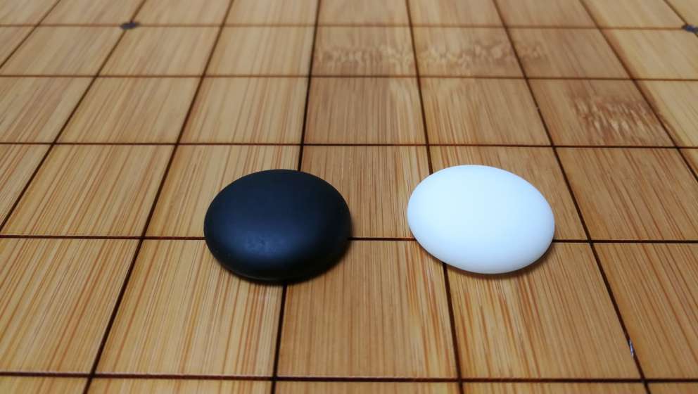 昨晚下单今早到了。手感很不错,白子尤佳。黑子不够好:一是有细小的缝隙或孔洞,这是其次的,最主要的是第二个问题,容易蒙上一层灰白的东西,看起来不够清澈干净。木盘两面,另一面是象棋,正准备再买个象棋,盒子也很不错。包装很好,有塑料袋泡沫箱,良心包装。