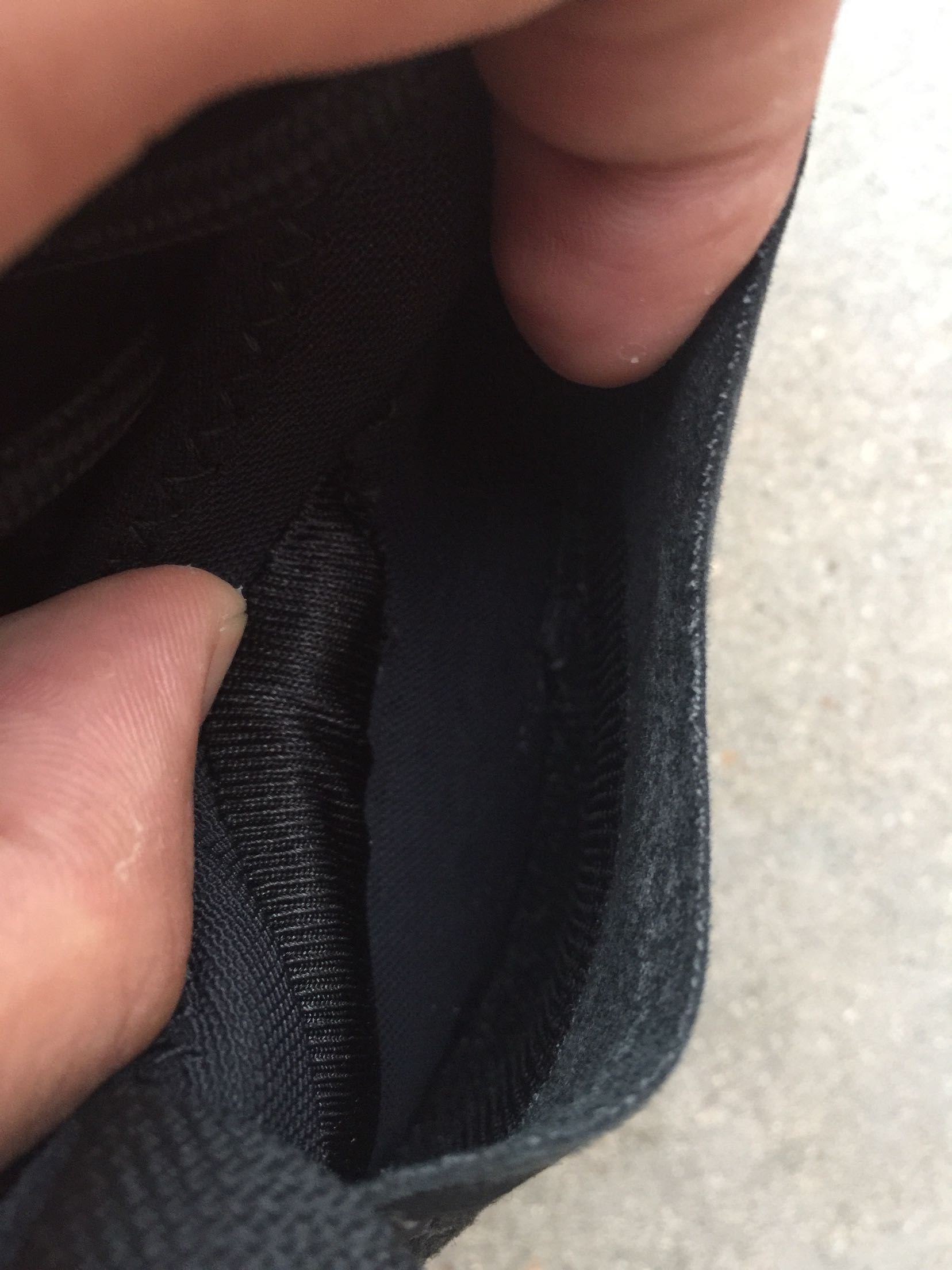 鞋子 是内外俩层的 不值这个价 脚后跟左右不对称 穿过后 打球就会发现