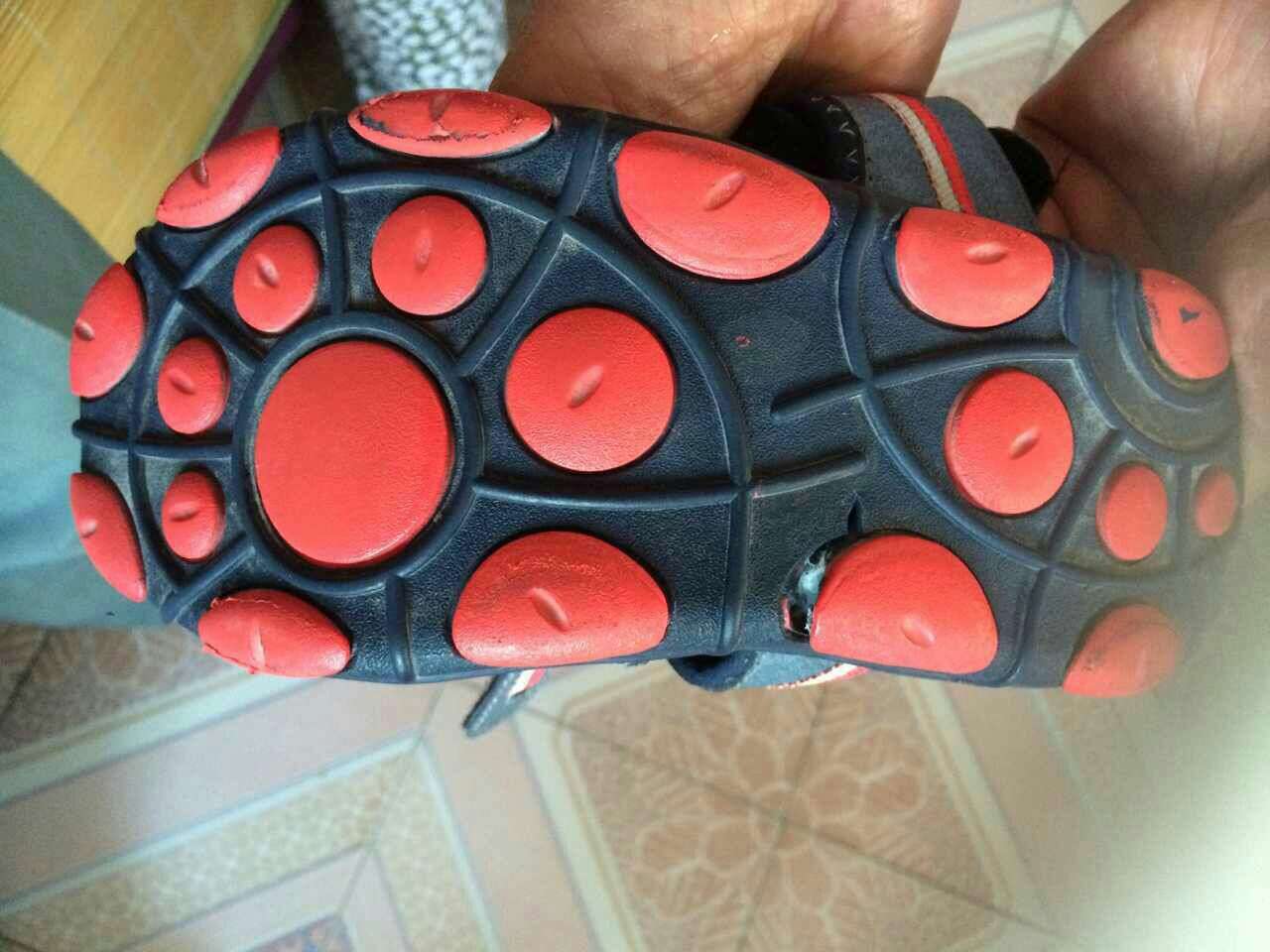 第一次给差评,质量太差了建议大家不要买,6月23日买的鞋,到7月6号就发现断底了,孩子还不是天天穿。