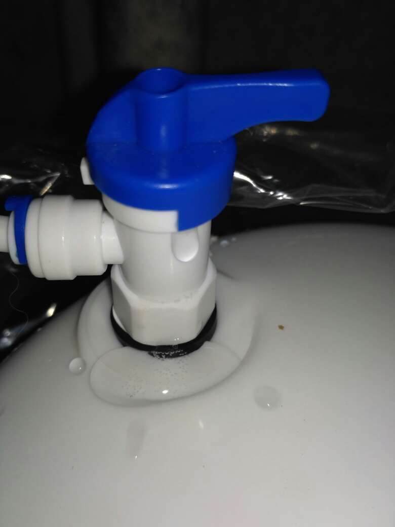 直接差评,机器是当着安装工人提的货,并安装,当时制水一桶六小时都无法完成,同时储水桶阀门漏水,经与售后联系第二天处理,售后说接触不良,处理之后制水速度是快一些,但储水桶水满之后只要倒水将会启动制水,废水管流的水哗啦啦,问售后说1比3的废水率,联系售后说退货,售后只修不退现在全无音讯,阀门也没有更换。