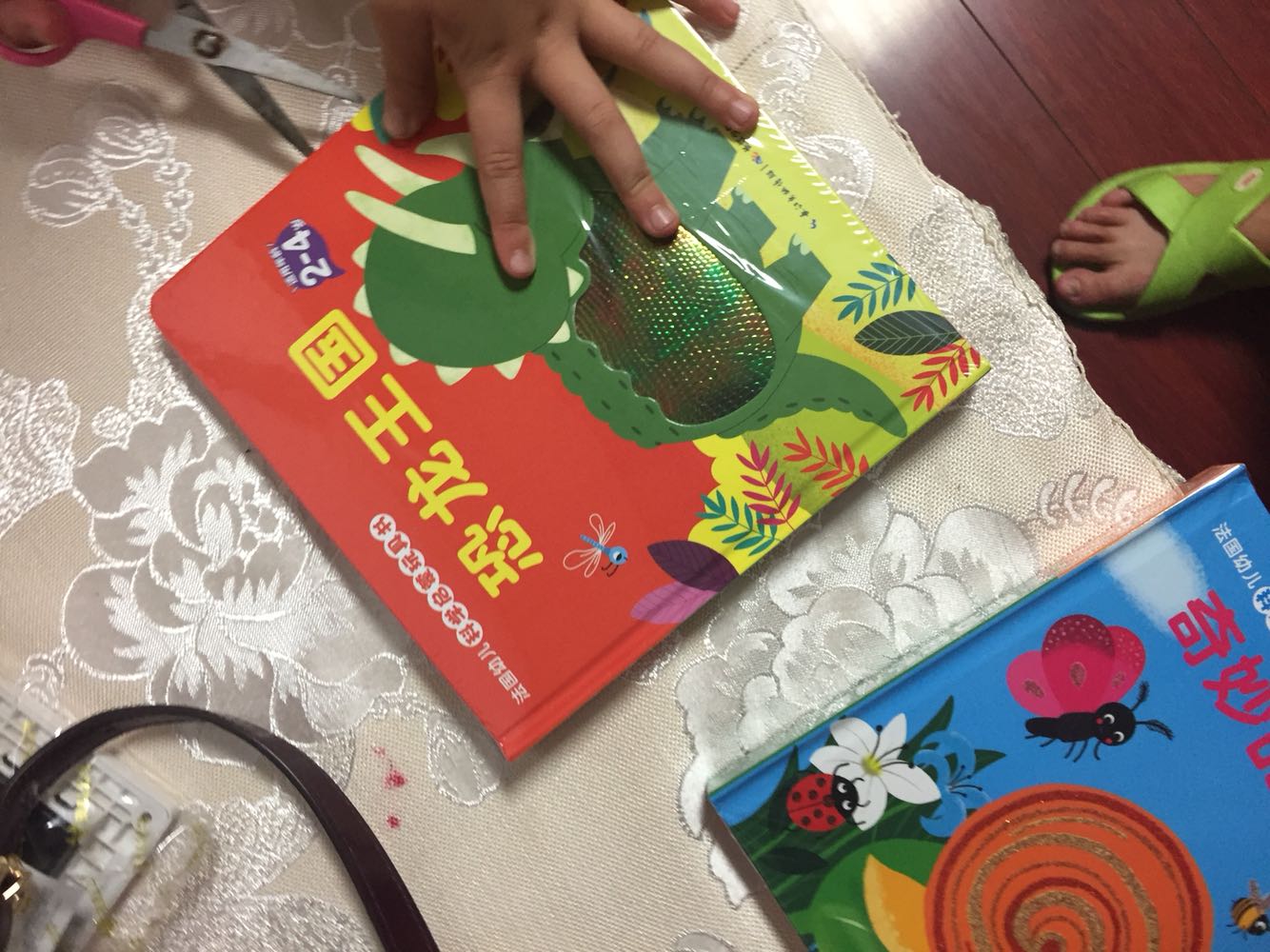 此次购物太赞了!中午下单,晚上就到了,服务态度也超好,这套书是在书店里看好才下单的,书都有包膜封着,是新的。跟书店里原价的一模一样。价钱却便宜了一百多块,太物有所值了!最近上买了不少东西,越来越好了?