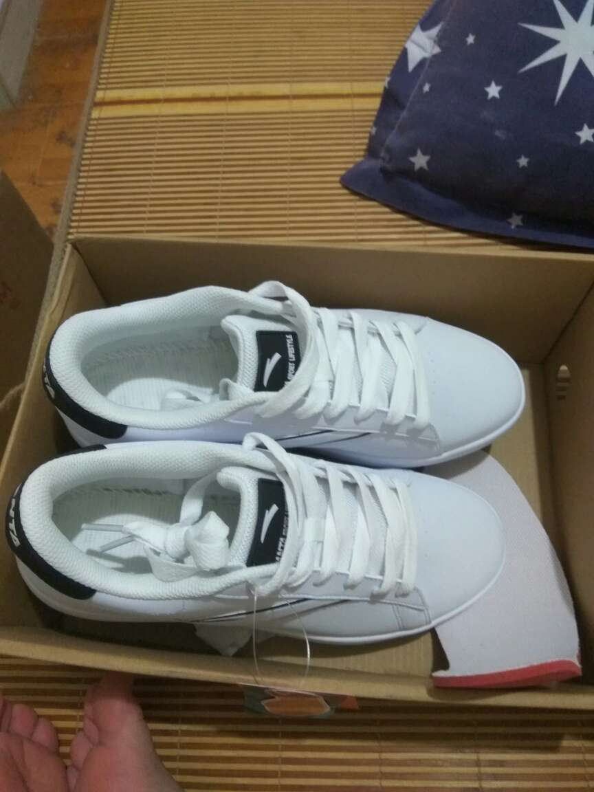 嗯鞋子很轻,包装很不错,我个人还是很满意,好评,以后有机会会再次光顾的,快递也非常快,嗯从北京到成都只需要两天时间
