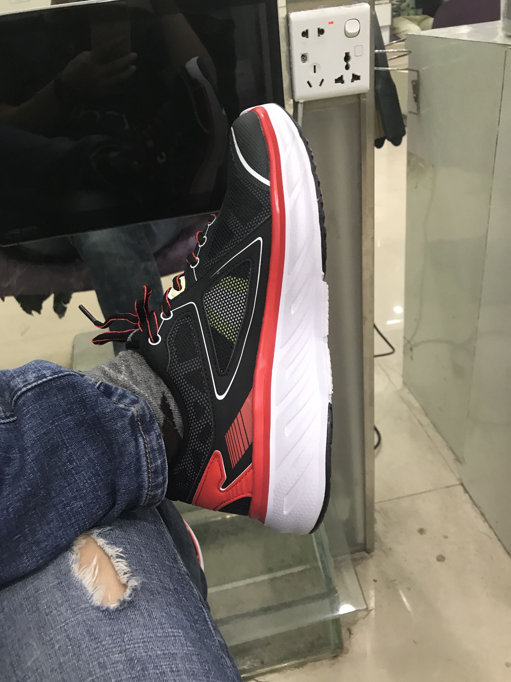 鞋子还可以,就是比较高,显得人多高了一点点,做工还行吧,质量还好,还可以,还可以。
