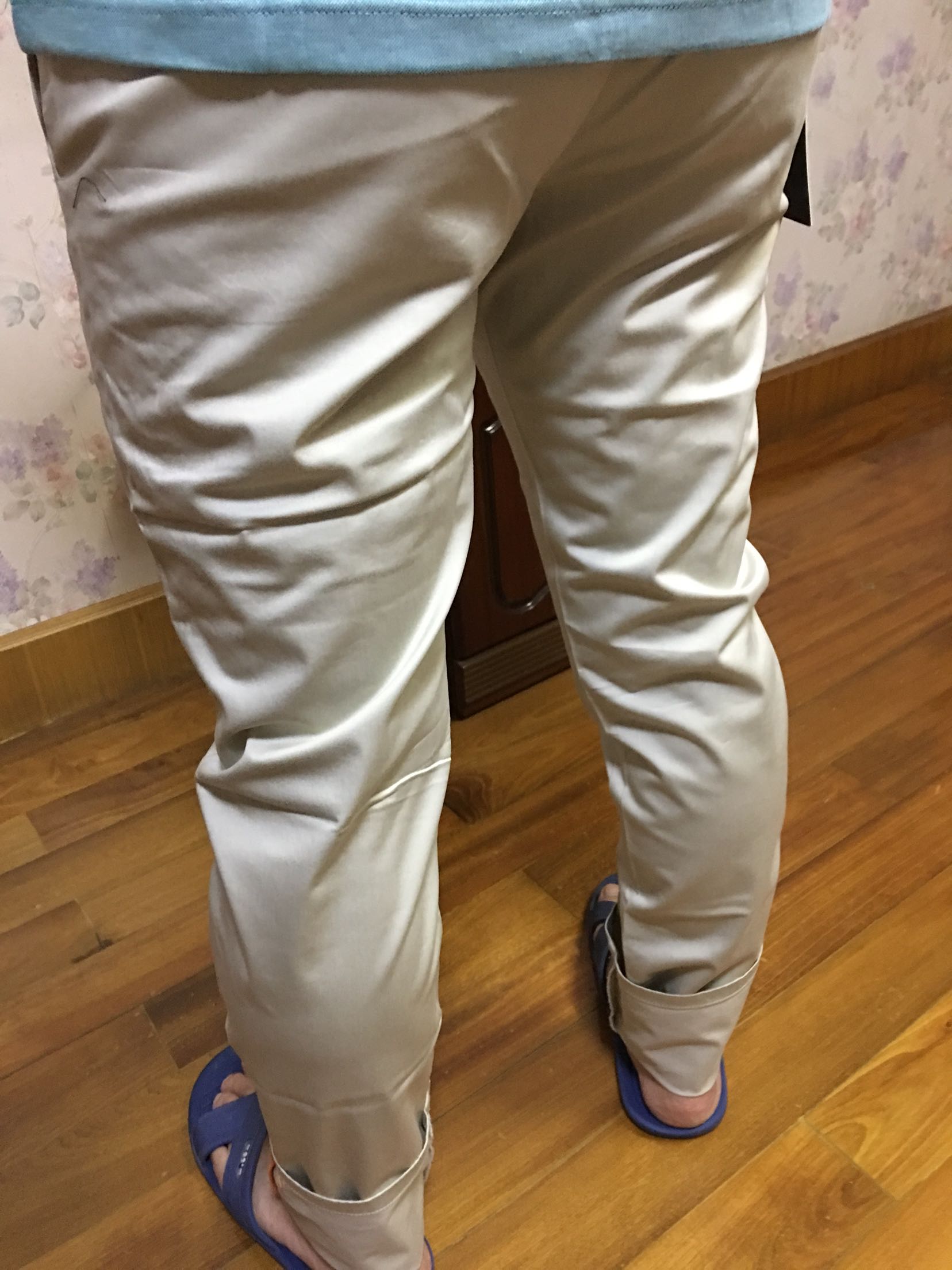 宝贝收到,试穿上图,感觉可以,感谢快递小哥,服务态度非常好!
