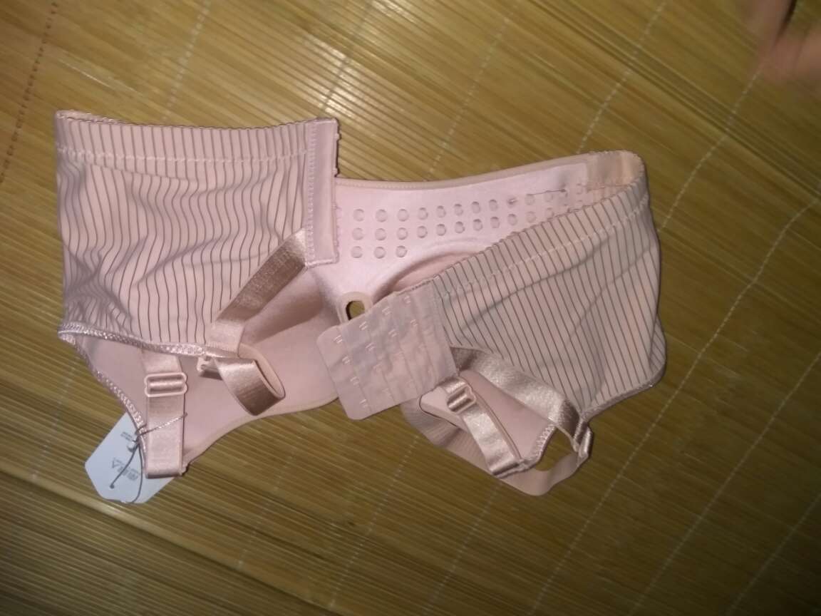 好好好,非常喜欢,款式很好看,穿着也很舒服,尺码也不大不小,很好喜欢值得购买。