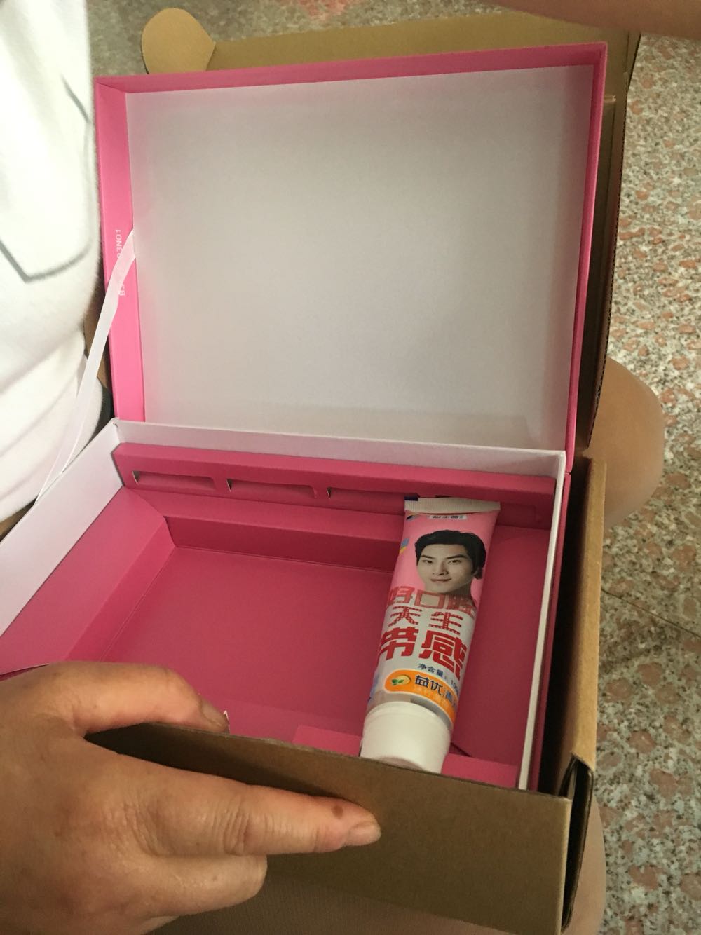 太划算了,还有送了礼品,太好了,大爱呀。赶紧下手买,还有淡淡的清香味哦