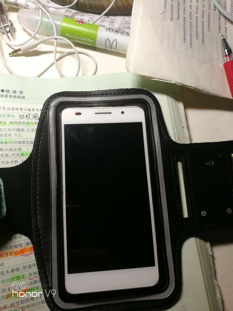 应该很透气,不然,怎么汗水怎么能都进去,然后手机湿了。。。算了,能用就行,5.7寸和5寸的手机都能用,图为五寸,不过耳机孔设计太垃、圾,刚刚好卡在中间,唉。。。
