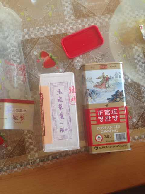物流给力,订货后两天送达并未受到双十二的影响。包装简单不过未有破损。因本地没有专柜所以无从对比,看着应该是正品,验证码懒得去验证了。买的“天字”40支的,红参果然好细小。送父母的还没吃效果暂不评论。从价格和量上感觉比*要实惠,期待它的效果!