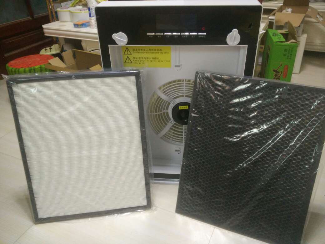 看起来很高大上的样子,摘开前盖能看见崭新的过滤网,里面有细密的竹炭,针对颗粒物的过滤效果应该不错,不知道能不能除甲醛,先用用看后期效果