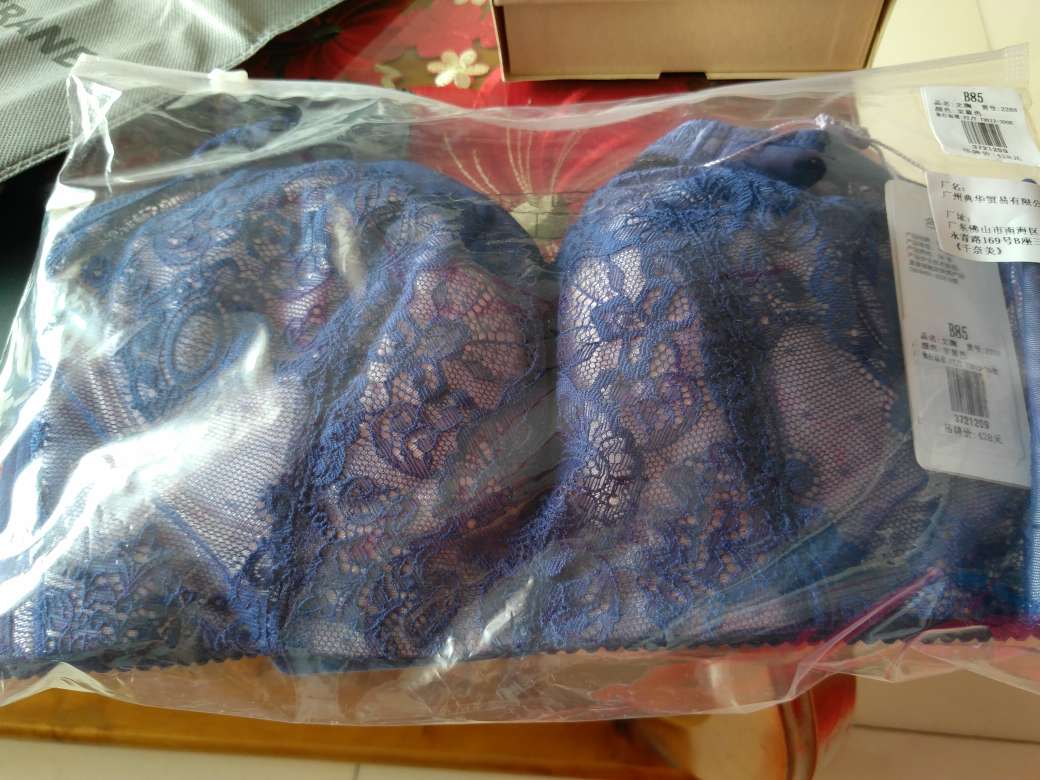 很不错的内衣,适合夏天,无钢圈,第一次买小了,换了大一号的。
