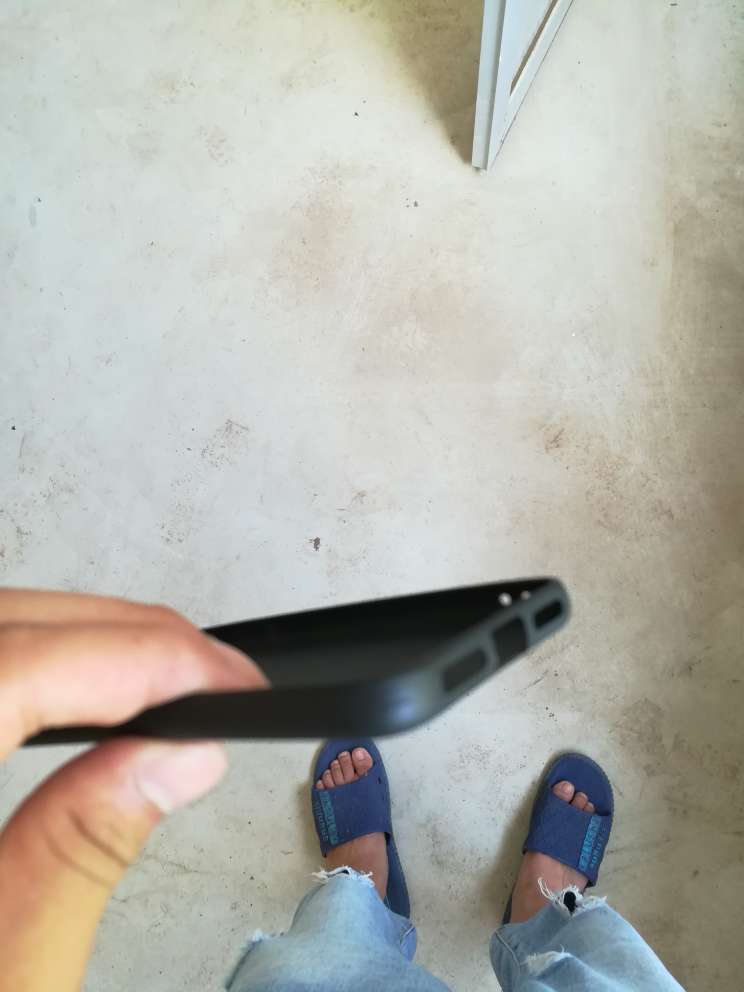 什么手机壳啊 边上竟然有烧痕 不满意这么贵的手机壳 就那样 无语了