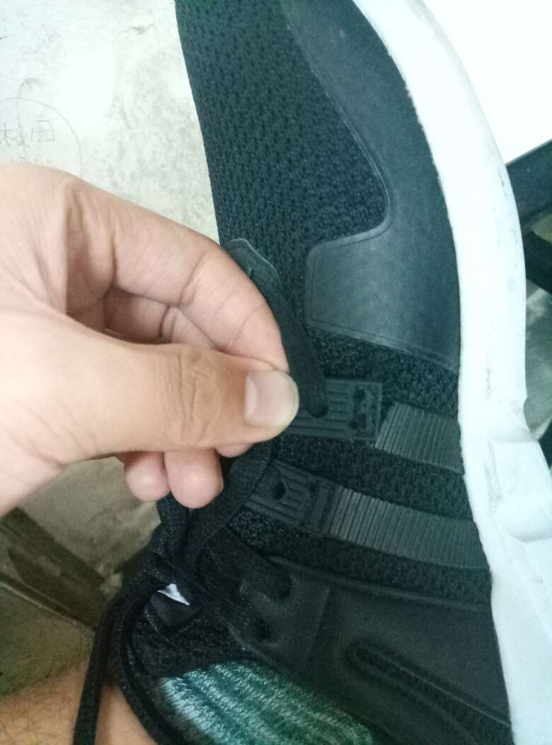 卧槽~第一天穿都不敢相信自己的眼睛。摸了一下,这玩意确实是掉了。这还咋穿,质量不好啊!