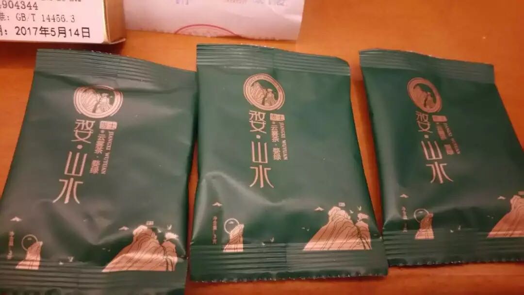 这个茶还没有喝,不过包装不错,改天尝完了在做个细致的评价。给快递员一个赞,送到的楼上