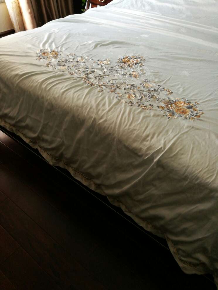 试用了段时间,还心存幻想,想着会不会用了后会有所好转,可是真的是我想多了!宝贝真的不敢恭维,不但缩水严重,还皱得厉害!卖家却是卖出后不管了,不付责任的卖家!唉,上当只有一次,提醒想买的买家多看评价再考虑是否值得购买!